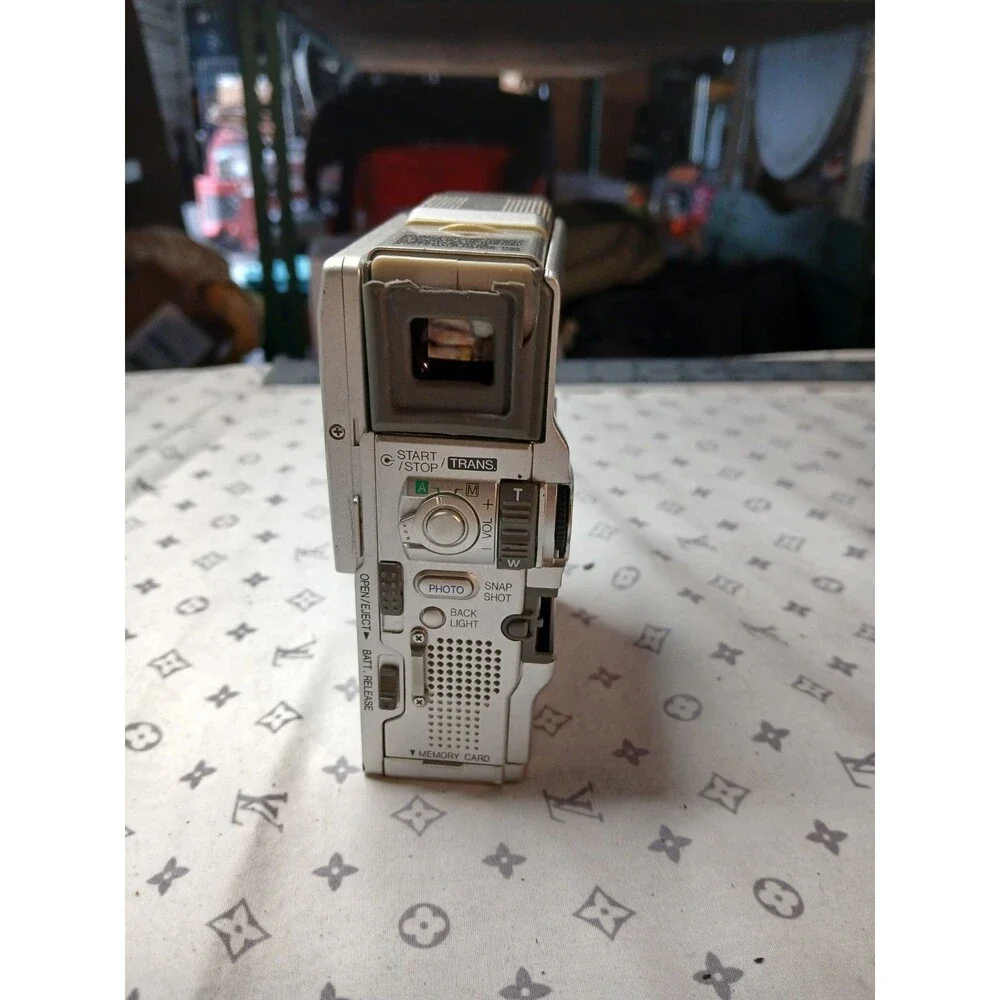 JVC CyberCam GR-DVM70 MiniDV Camcorder 10x/200x Zoom 2.5